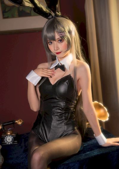 女子上厕所遭男孩趴地偷窥