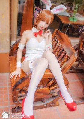 女子上厕所遭男孩趴地偷窥